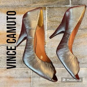 VINCE CAMUTO 👠SHE’S THE RIGHT SHOE FOR YOU Pewter Peep toe pump 6B Gently Worn